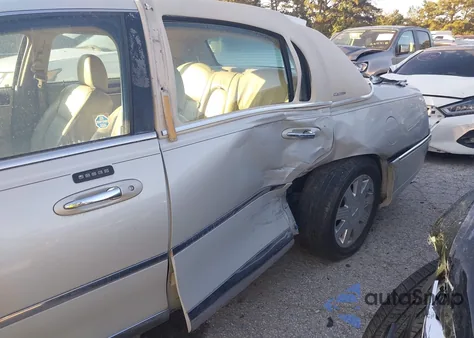 2004 Lincoln Town Car Ultimate z USA, uszkodzony, nr VIN 1LNHM83W14Y615777